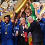 Prezident Donald Trump, tretí pracovníci z pravice, vidí Reece z Chelsea (24) Trophy, trofej klubu Methermord, NJ, nedeľa 13. júla 1325.
