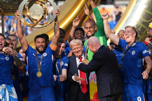 Prezident Donald Trump, tretí pracovníci z pravice, vidí Reece z Chelsea (24) Trophy, trofej klubu Methermord, NJ, nedeľa 13. júla 1325.