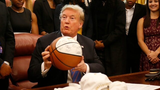 Trump znaky výkonného príkazu na uloženie „College Sports“

