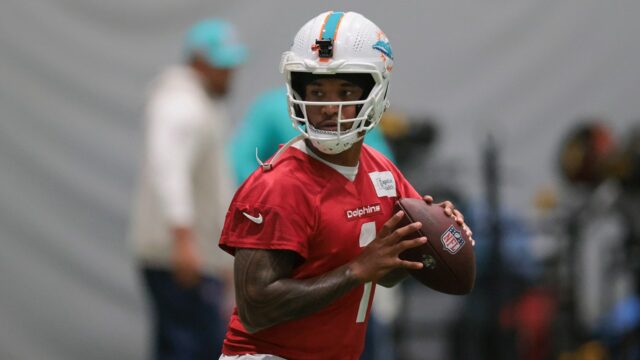 Tua Tagovailoa van Dolphins sa zameriava na zotavenie vzťahu s Tyreek Hill

