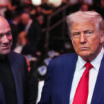 Americký prezident Donald Trump (C) a generálny riaditeľ UFC, Dana White (L) sa zúčastnil podujatia UFC 316 s názvom zápas medzi gruzínskym zmiešaným bojovým umelcom Merab Dvalishvili a americkým zmiešaným bojovým umelcom Sean O'Malley v Prudential Center v Newarku v Newarku, New -Jersey.