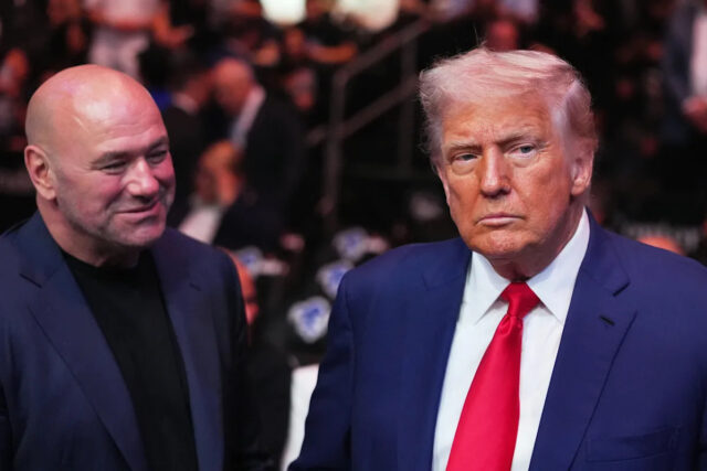 Americký prezident Donald Trump (C) a generálny riaditeľ UFC, Dana White (L) sa zúčastnil podujatia UFC 316 s názvom zápas medzi gruzínskym zmiešaným bojovým umelcom Merab Dvalishvili a americkým zmiešaným bojovým umelcom Sean O'Malley v Prudential Center v Newarku v Newarku, New -Jersey.          