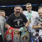 Oledeksandr USYK, Ukrajina, oslavuje víťazstvo po celom svete s ťažkou váhou proti Danielovi Duboisovi v Británii v Londýne v sobotu 19. júla 2025.