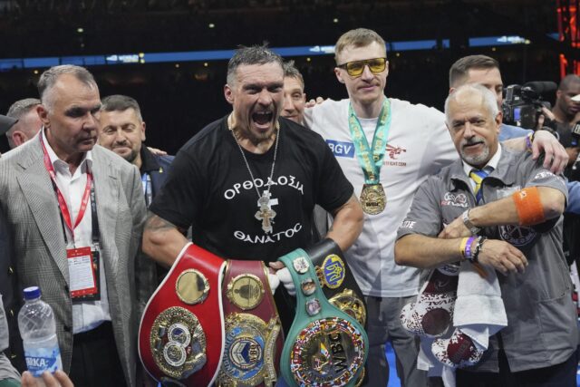 Oledeksandr USYK, Ukrajina, oslavuje víťazstvo po celom svete s ťažkou váhou proti Danielovi Duboisovi v Británii v Londýne v sobotu 19. júla 2025.