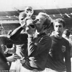 Kampaň na počesť legendy Anglicka Bobby Moore sa rýchlo zrýchľuje