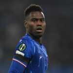 Ústredný obranca Chelsea Benoît Badiashile zostane s Blues budúcu sezónu