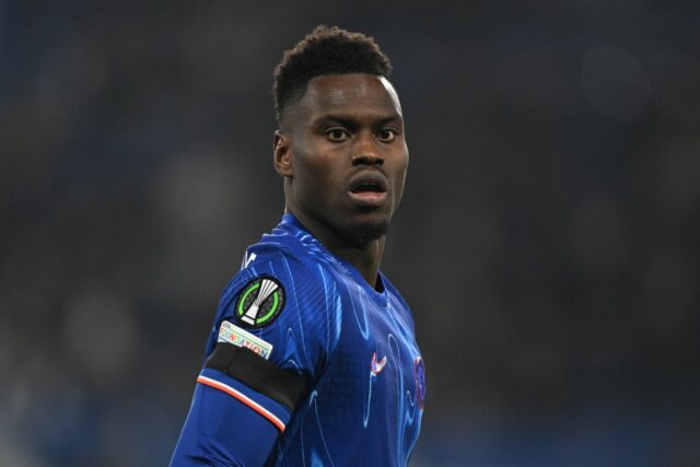Ústredný obranca Chelsea Benoît Badiashile zostane s Blues budúcu sezónu

