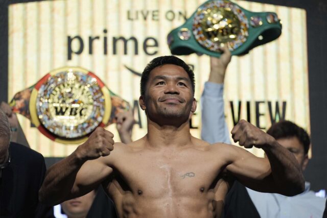 Manny Pacquiao je umiestnený na stupnici počas slávnostnej hmotnosti v piatok 18. júla 2025 v Las Vegas.