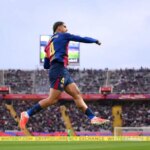 Vedúci Barcelony navrhnutý na možnom predaji Ronalda Araújo