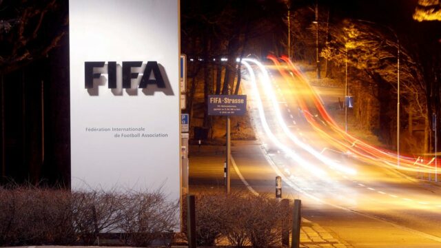 Vedúci futbalovej únie obviňuje FIFA z toho, že „slepé oko sa týka základných potrieb hráčov“

