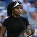 Williams vrátil strelu počas štvorhry žien s Hailey Baptiste (nezobrazený) proti Eugenie Bouchardovej a Cleave Ngounoue v deň 1 Mubadala Citi DC Open 21. júla.