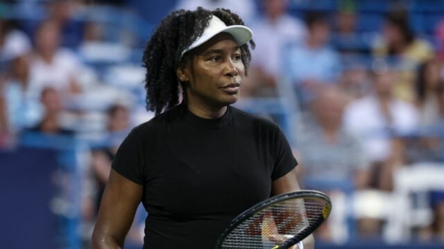 Williams vrátil strelu počas štvorhry žien s Hailey Baptiste (nezobrazený) proti Eugenie Bouchardovej a Cleave Ngounoue v deň 1 Mubadala Citi DC Open 21. júla.
