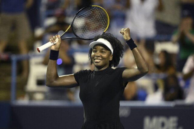 Venus Williams oslavuje svoje víťazstvo nad Peytonom Stearnsom počas hry na turnaji Citi Open Tennis Tournament v utorok 22. júla 2025 vo Washingtone.