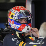 Vodič Red Bull Max Verstapen z Holandska robí zastávku v prvom tréningu britskej Formuly British Grand Prix v Silverstone v Anglicku, piatok 4. júla 2025. F1