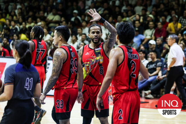 Chris Ross a San Miguel Bemen počas zápasu 2 pohára Philipiny PBA proti TN Tropang 5G.