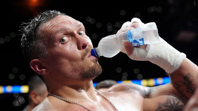 Nov -Orlean, Louisiana -19. júla: Michael Johnson reaguje po jednomyseľnom rozhodujúcom víťazstve proti Danielovi Zellhuberovi z Mexika v ľahkej bitke počas udalosti UFC 318 v Centre Smootie King 19. júla 2025 v New Orleans v Louisiane. (Foto: Cooper Neill/Zuffa LLC)