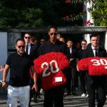 Vigil van Dijk a Andrew Robertson, Diogo Jota a jeho brat Andre Silva na počesť pohrebných obradov v kmeňoch kvetov Gondomar'daki prenášali hold.