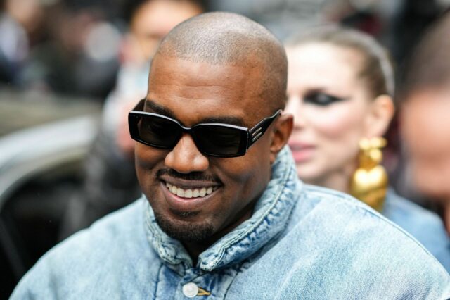 Visa Kanye West bol zrušený na jeho hitlerovej tematickej piesni?

