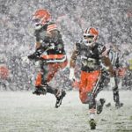 Cleveland Browns Linebacker Jordan Hicks (vľavo) oznámil svoj dôchodok NFL