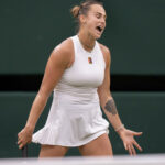 Vlajka krajiny Aryna Sabalenka vo Wimbledone Monštrujúcich fanúšikov uprostred fialového odznaku