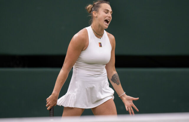 Vlajka krajiny Aryna Sabalenka vo Wimbledone Monštrujúcich fanúšikov uprostred fialového odznaku

