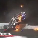 Výstrely súťaže Super Dirtcar Series ukazujú, že auto modifikovanej triedy Friesen's Big Block, ktoré sa vkĺzne do vonkajšej steny po malom narazení do iného vozidla
