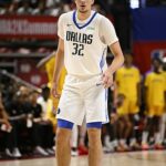 Cooper Flagg debutoval Dallas Mavericks vo štvrtok večer