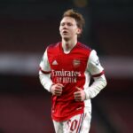 Swindon, Anglicko - 7. novembra: Jack Henry Francis je adresovaný Ricky Aguiarom v zápase Trophy Papa John's Trophy medzi Swindon -U21 7. septembra 2021 v anglickom Swindone. (Foto: Alex Burstow / Getty Images)