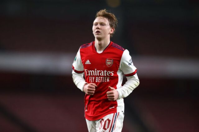 Swindon, Anglicko - 7. novembra: Jack Henry Francis je adresovaný Ricky Aguiarom v zápase Trophy Papa John's Trophy medzi Swindon -U21 7. septembra 2021 v anglickom Swindone. (Foto: Alex Burstow / Getty Images)