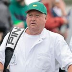 Caddy Eric Larson je voľne slobodný kvôli 30-ročnému trestnému rozsudku, konkrétne, že Ryan Peak a Angel Cabrera dostanú hru späť