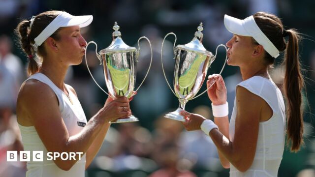 Elise Mertens and Veronika Kudermetova with the Wimbledon women's doubles trophy