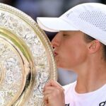 Iga Swiatek kisses Wimbledon trophy
