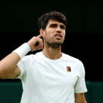 Londýn, Anglicko -July 06: Carlos Alcaraz zo Španielska v deň siedmich majstrovstiev Wimbledon 2025 v All England Lawn Tennis a kroketový klub v Londýne v Londýne v Londýne v Londýne v Londýne v Londýne skĺzol počas jednej doby. (Foto: Clive Brunskill/Getty Images)