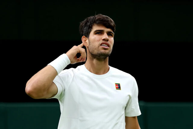 Londýn, Anglicko -July 06: Carlos Alcaraz zo Španielska v deň siedmich majstrovstiev Wimbledon 2025 v All England Lawn Tennis a kroketový klub v Londýne v Londýne v Londýne v Londýne v Londýne v Londýne skĺzol počas jednej doby. (Foto: Clive Brunskill/Getty Images)