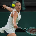 Emma Raducanu z Emmy Raducanu reagovala po tom, čo sa upadla na súd, keď hrala proti Bieloruskému piatymu dňu na majstrovstvách Wimbledonu v roku 2025 v All Anglicko Lawn Tennis a Croquet Club vo Wimbledone v juhozápadnom Londýne 4. júla 2025.