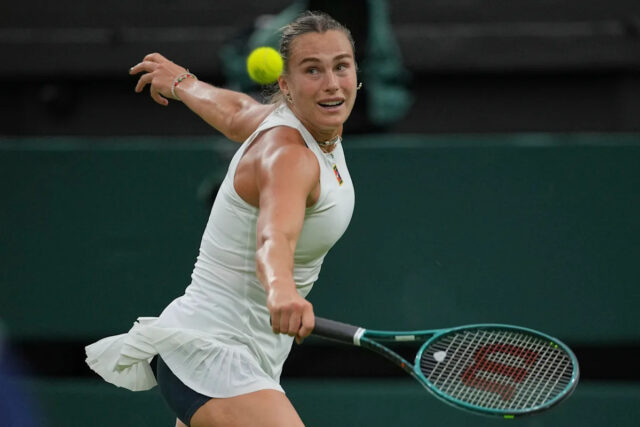 Emma Raducanu z Emmy Raducanu reagovala po tom, čo sa upadla na súd, keď hrala proti Bieloruskému piatymu dňu na majstrovstvách Wimbledonu v roku 2025 v All Anglicko Lawn Tennis a Croquet Club vo Wimbledone v juhozápadnom Londýne 4. júla 2025.          