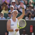 Barbora Krejciková z Českej republiky oslavuje víťazstvo v druhej hre ženských singlov proti Caroline Dolehide z Spojených štátov na majstrovstvách tenisu vo Wimbledone v Londýne vo štvrtok 3. júla 2025. (