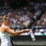 Wimbledonova teplota teraz motivuje veľa fanúšikov k tomu, aby ich prešli uprostred horúceho počasia