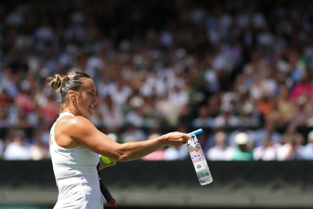 Wimbledonova teplota teraz motivuje veľa fanúšikov k tomu, aby ich prešli uprostred horúceho počasia

