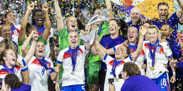 Záverečné víťazstvo žien: Lioneses, za to, že po víťazstve proti Španielsku „najväčší úspech v britskej futbalovej histórii“ priniesol domov „najväčší úspech v britskej futbalovej histórii“

