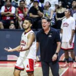 Tim Cone, tréner Ženevy Barangay, s RJ Abarrientosom, počas hry 7 semifinále PBA pohára PBA proti San Miguelovi Beermenovi.