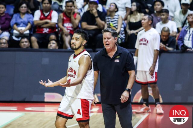 Tim Cone, tréner Ženevy Barangay, s RJ Abarrientosom, počas hry 7 semifinále PBA pohára PBA proti San Miguelovi Beermenovi.