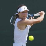 Zeynep Sonmez sa stal prvým tureckým hráčom profesionálneho času, ktorý vo štvrtok dosiahol tretie kolo turnaja Grand Slam v víťazstve čínskeho Wang 7-5, 7-5 vo Wimbledone.