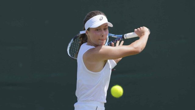 Zeynep Sonmez sa stal prvým tureckým hráčom profesionálneho času, ktorý vo štvrtok dosiahol tretie kolo turnaja Grand Slam v víťazstve čínskeho Wang 7-5, 7-5 vo Wimbledone.