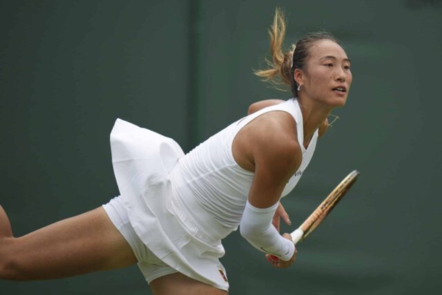 Zheng Qinwen z Číny slúži Katerine Siniakovej Českej republiky v prvom zápase ženských singlov na majstrovstvách tenisu vo Wimbledone v Londýne v utorok 1. júla 2025.