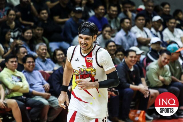 June Fajardo San Miguel Bemenmen počas zápasu 3 pohára PBA PBA proti TNT TNT TNT Tropang 5G.