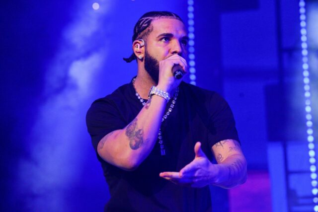 Zoznam pozvaných umelcov na trojnásobný vzhľad Drake Triple theflining na bezdrôtovom festivale

