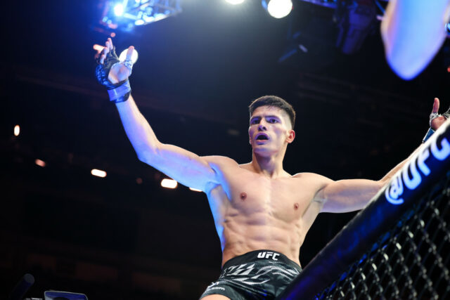 "Stále krásna" Módny model Islam Dulatov vyhráva debut UFC 318 s búrlivými KO dni pred GQ Photo Shield (video)

