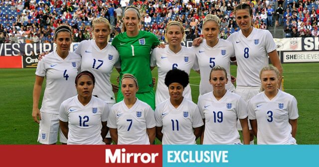 Lady Fara Williams Everton hodinky počas FA Cupu počas FA Cupu, sponzorované 4. kolo E.On medzi Everton Ladies a Queens Park Rangers na štadióne Arriva 24. januára 2010 v Liverpoole v Anglicku.