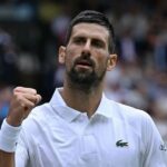 Jannik Sinner (vľavo) a Novak Djokovic (vpravo) po ukončení semifinále mužov singlov na majstrovstvách Wimbledonu v roku 2025 (zdroj: Getty)